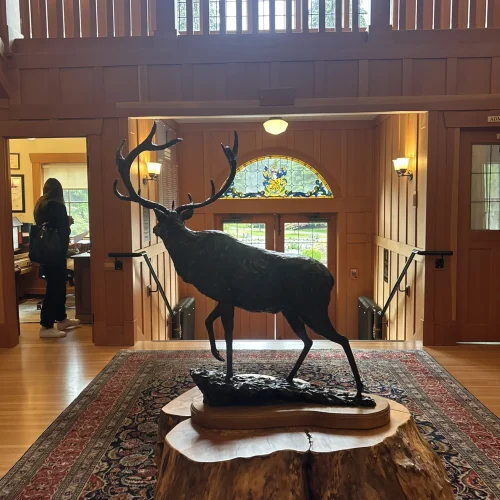 Shawnigan Lake School – Eingangsbereich mit Hirschskulptur und Buntglasfenster