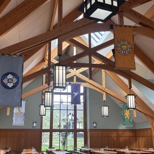 Shawnigan Lake School – Speisesaal mit Holzbalken und Hauswappen