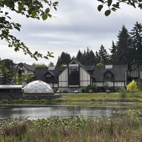 Shawnigan Lake School – Schulgebäude mit Teich und Geodät-Kuppel