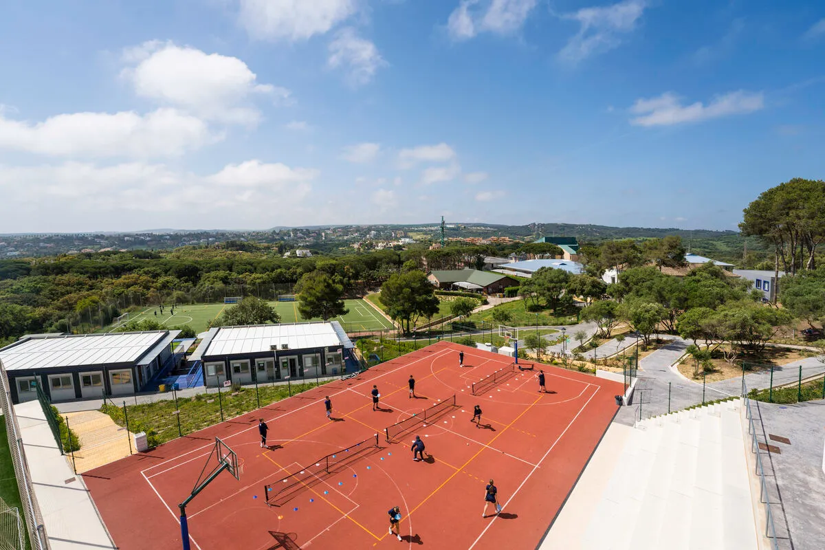 Luftaufnahme der Außensportanlagen und Spielfelder der Sotogrande International School