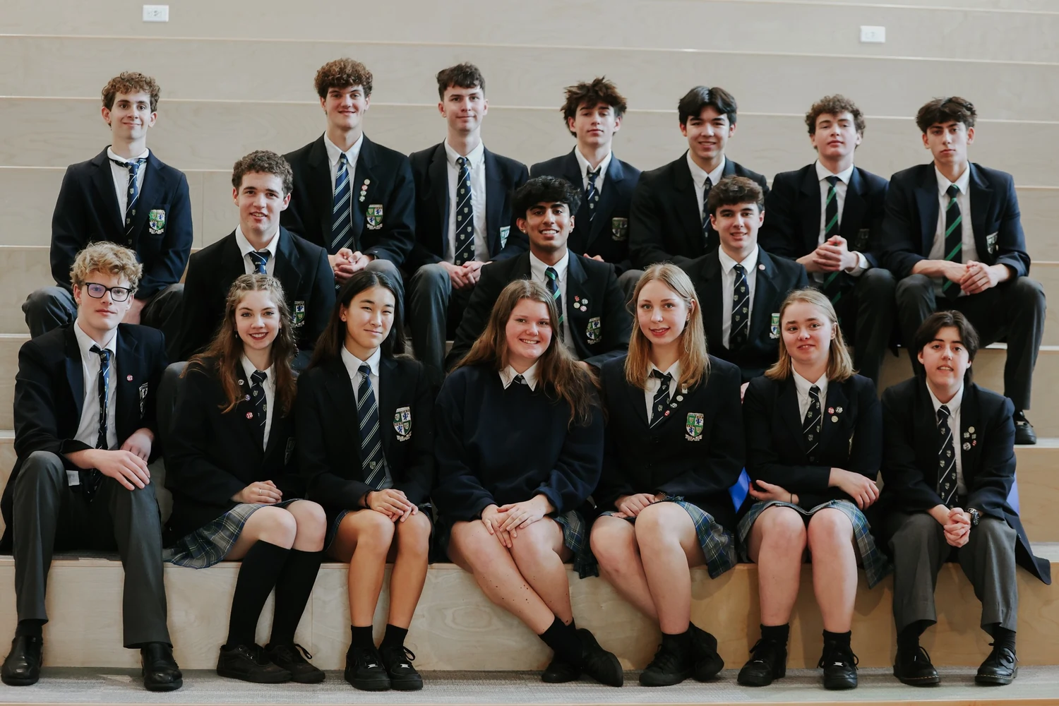 Glenlyon Norfolk School – Schülerinnen und Schüler in Schuluniform beim Gruppenfoto