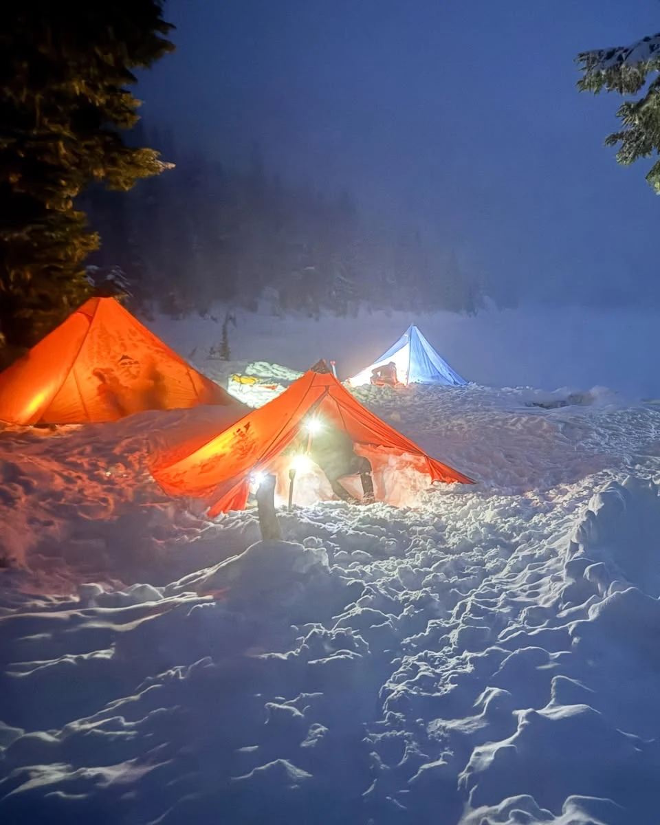 Glenlyon Norfolk School – Wintercamping mit Zelten im Schnee beim Outdoor-Education-Programm