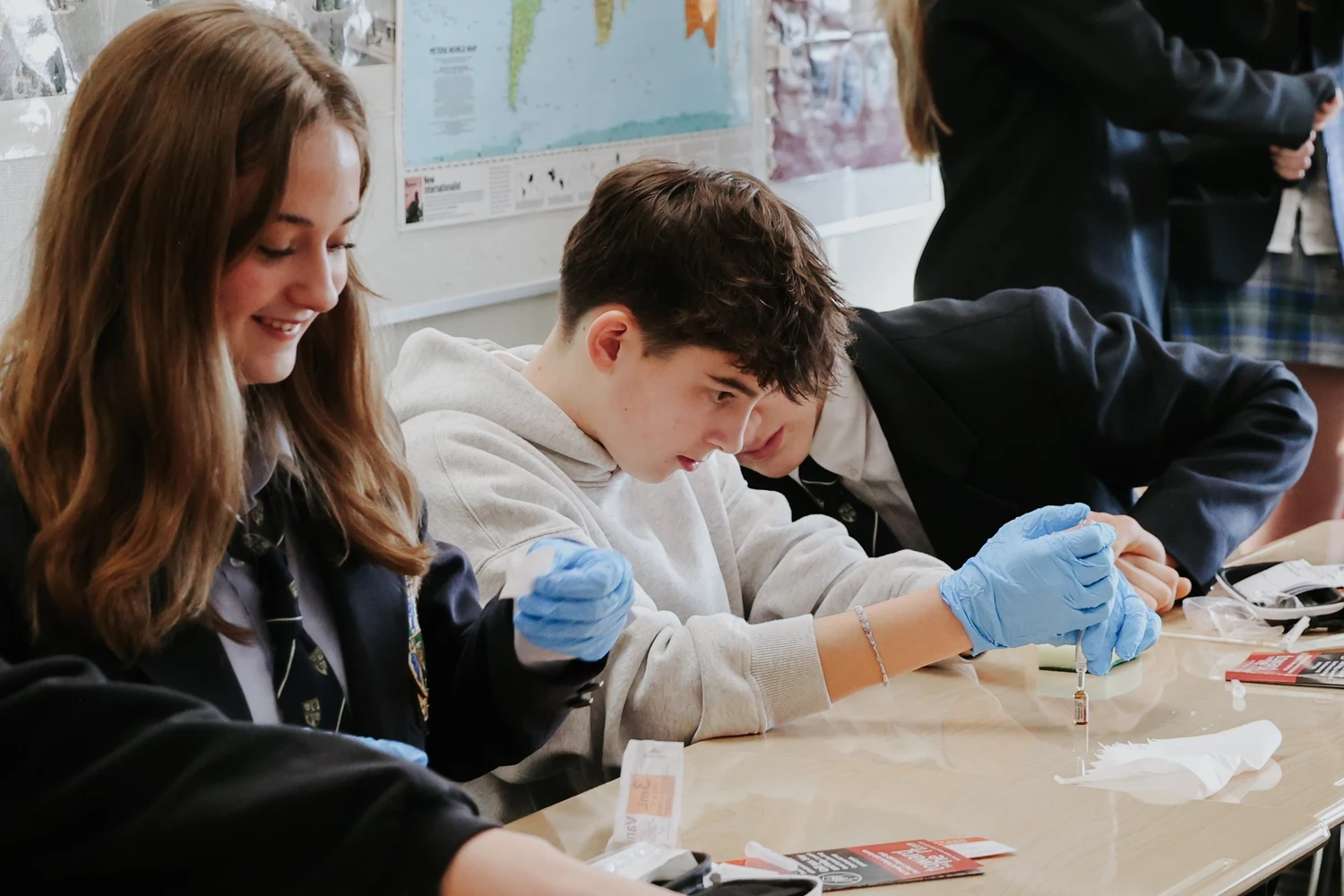 Glenlyon Norfolk School – Schüler beim Experimentieren im naturwissenschaftlichen Unterricht