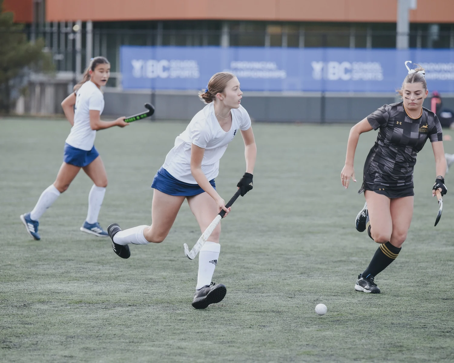 Glenlyon Norfolk School – Schülerinnen beim Feldhockey-Spiel während der Provinzmeisterschaften