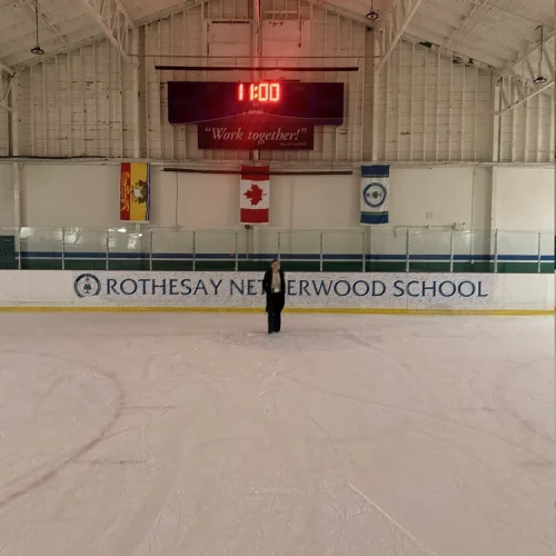 Rothesay Netherwood School – Schuleigene Eishalle mit Eishockey-Rink auf dem Campus