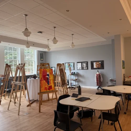 Rothesay Netherwood School – Heller Kunstraum mit Staffeleien und Schülerarbeiten