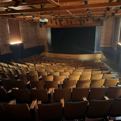 Rothesay Netherwood School – Theatersaal mit Bühne für Aufführungen und Schulversammlungen
