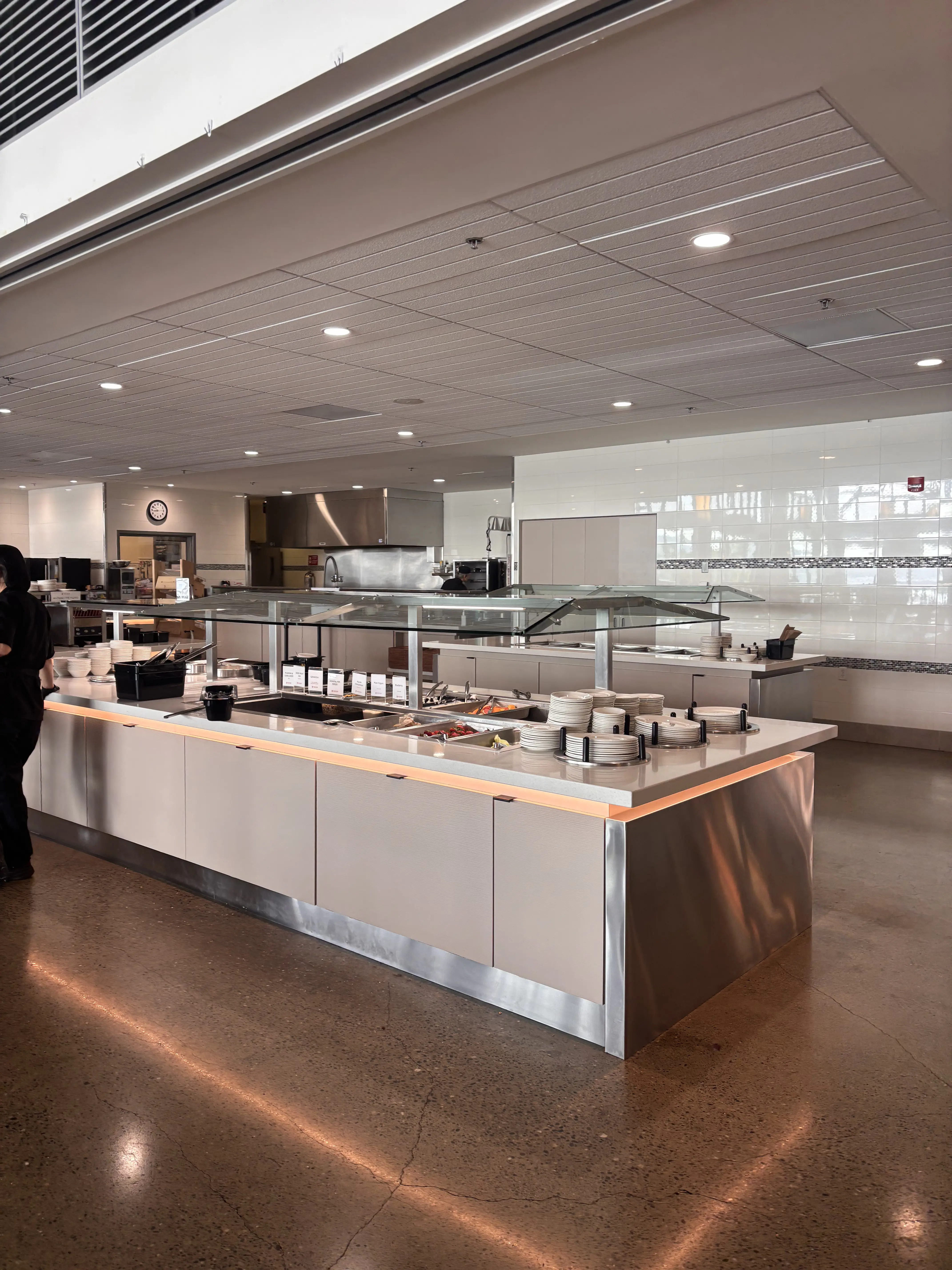 Brentwood College School – Moderne Mensa mit Buffetstation auf dem Campus