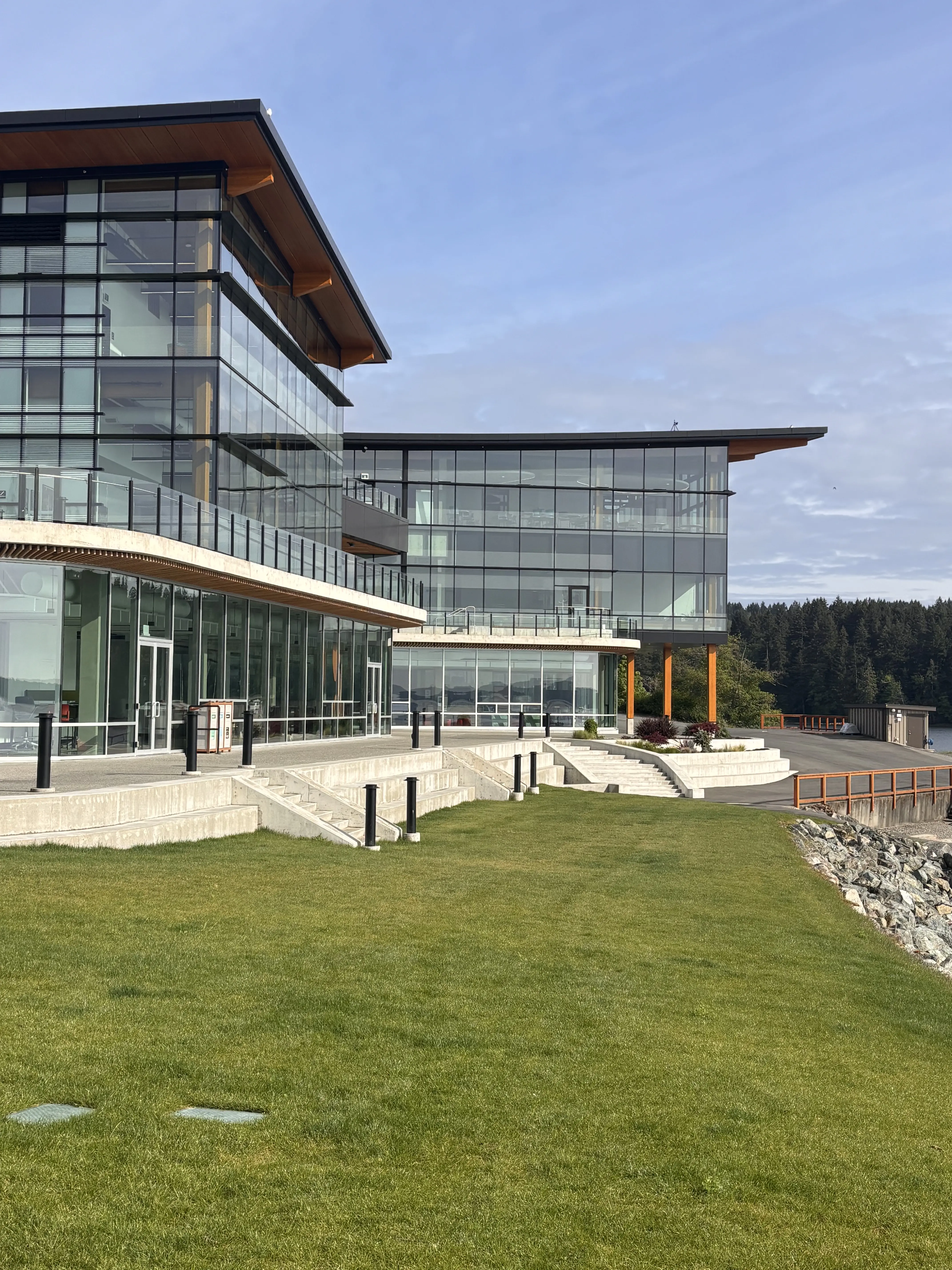 Brentwood College School – Modernes Schulgebäude mit Glasfassade und Blick auf den Ozean