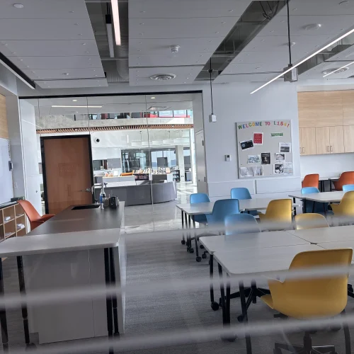 Brentwood College School – Heller moderner Klassenraum mit bunten Stühlen