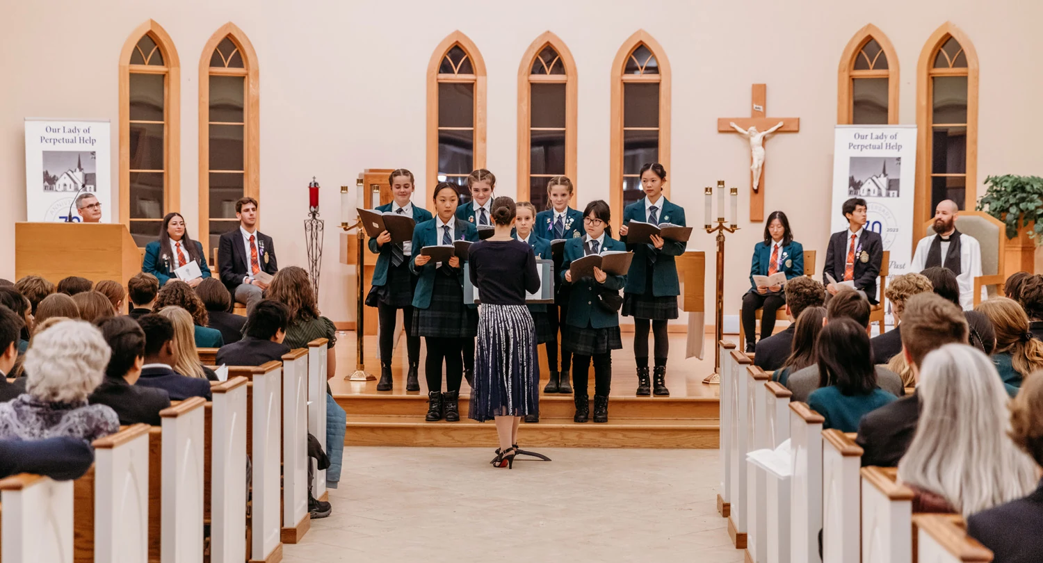 Rothesay Netherwood School – Schulchor bei einer feierlichen Aufführung in der Kapelle