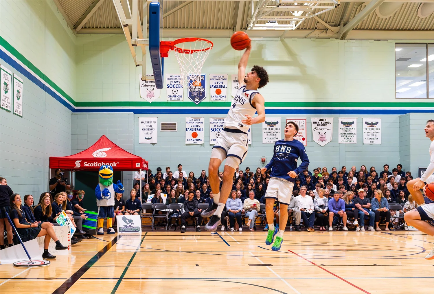 Rothesay Netherwood School – Basketballspieler beim Dunking während eines Schulturniers in der Sporthalle