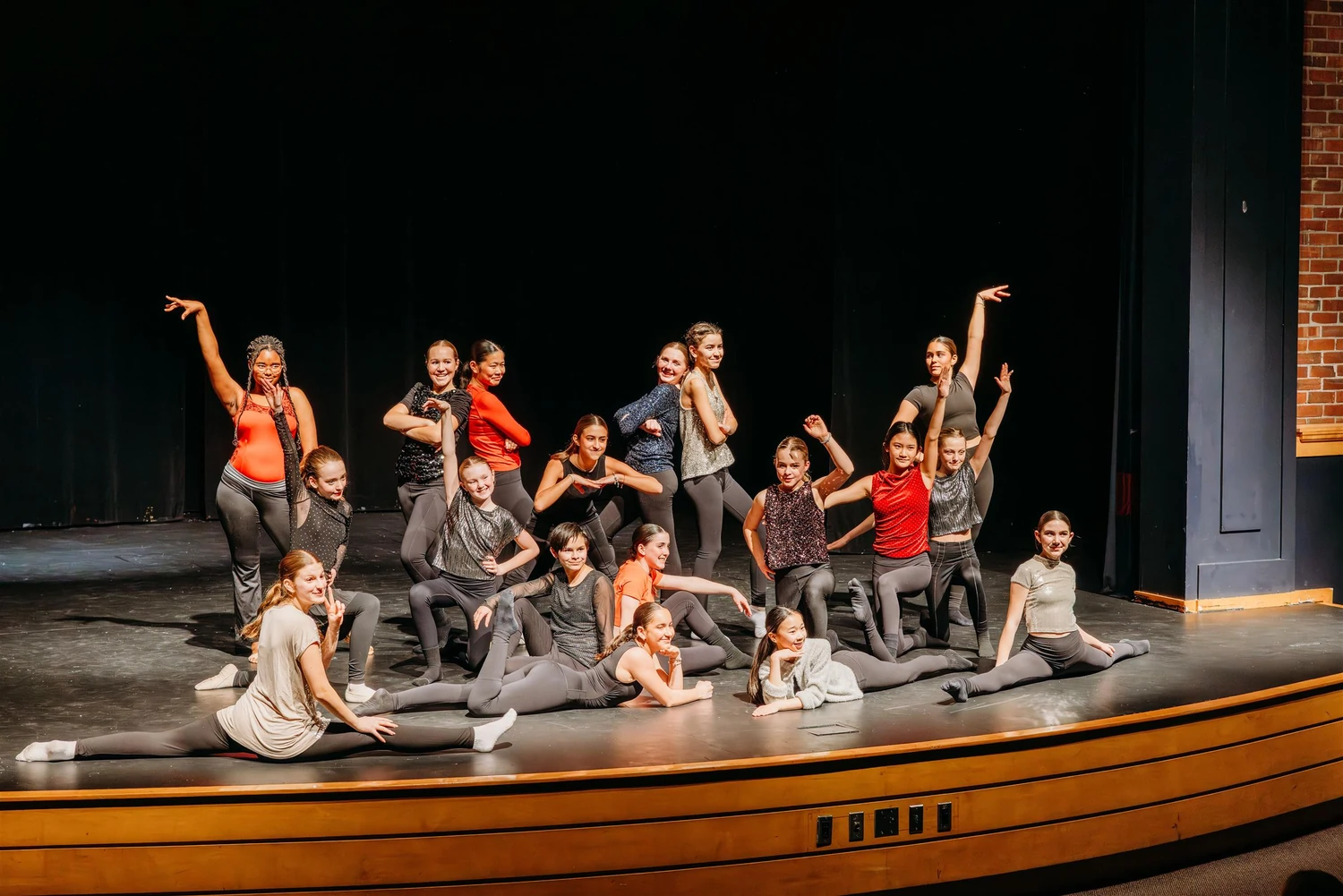 Rothesay Netherwood School – Schülerinnen bei einer Tanzaufführung auf der Theaterbühne